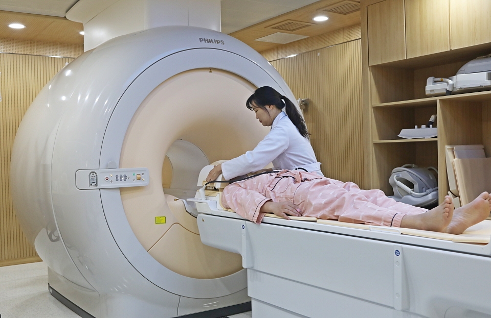 순천향대천안병원이 최근 최첨단 MRI를 추가 도입해 영상진단서비스를 강화했다.새 MRI인 ‘인제니아(Ingenia) 3.0T CX’가 1일부터 본격 운영에 들어갔다.