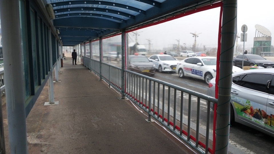 KTX천안아산역 택시승강장에 설치된 바람막이