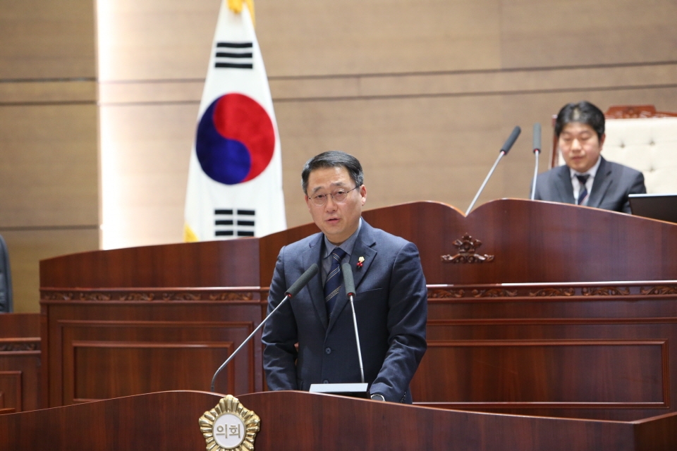 천안시의회 제219회 임시회 본회의에서 김선태 의원이 5분발언을 하고 있다.