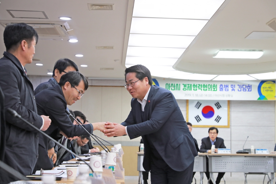 경제협력협의회오세현 아산시장 경제협력협의회 참가자들과 인사를 하고 있다.