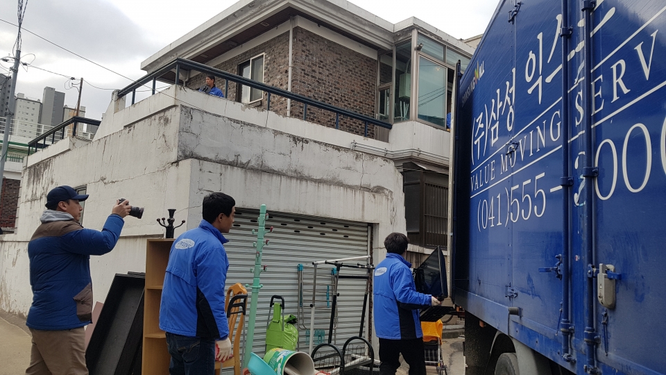 천안시와 삼성SDI 천안사업장 사회공헌센터는 지난 21일 무료이사지원서비스 ‘무빙투게더’로 300번째 대상자의 이사를 도왔다.