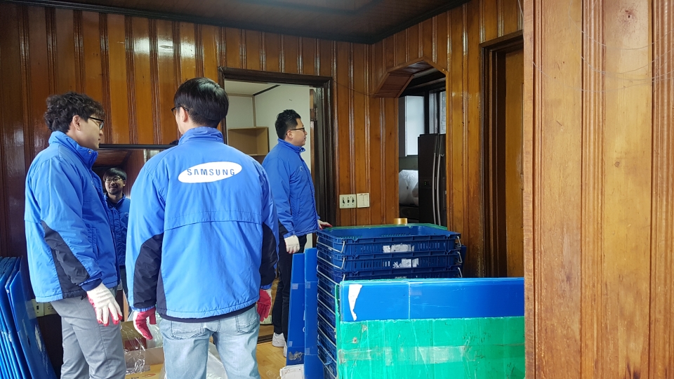 천안시와 삼성SDI 천안사업장 사회공헌센터는 지난 21일 무료이사지원서비스 ‘무빙투게더’로 300번째 대상자의 이사를 도왔다.