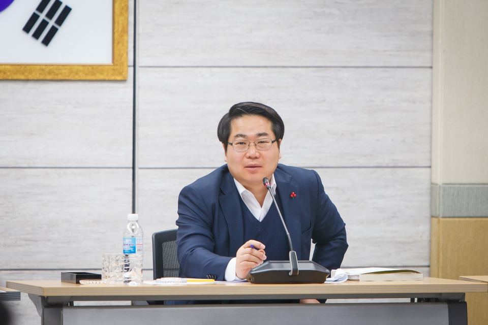 오세현 아산시장이 확대간부회의에서 설명절 비상체계확립과 지역경제 활성화를 강조하고 있다.
