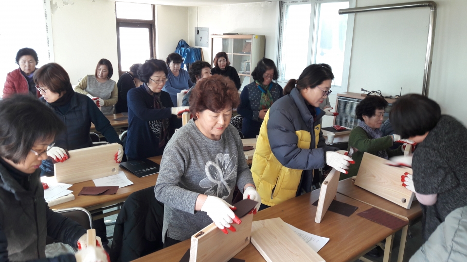 14일 수신면생활개선회 회원 44명은 편백나무 도마만들기 과제교육에 참여했다.