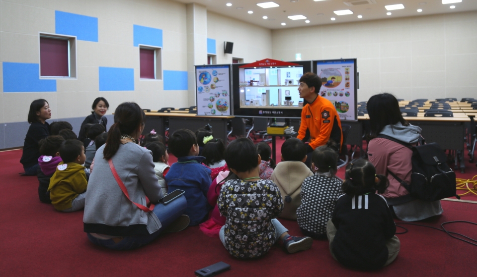 아산소방서 대회의실에서 어린이들을 대상으로 맞춤형 소방안전교육을 실시하고 있다.