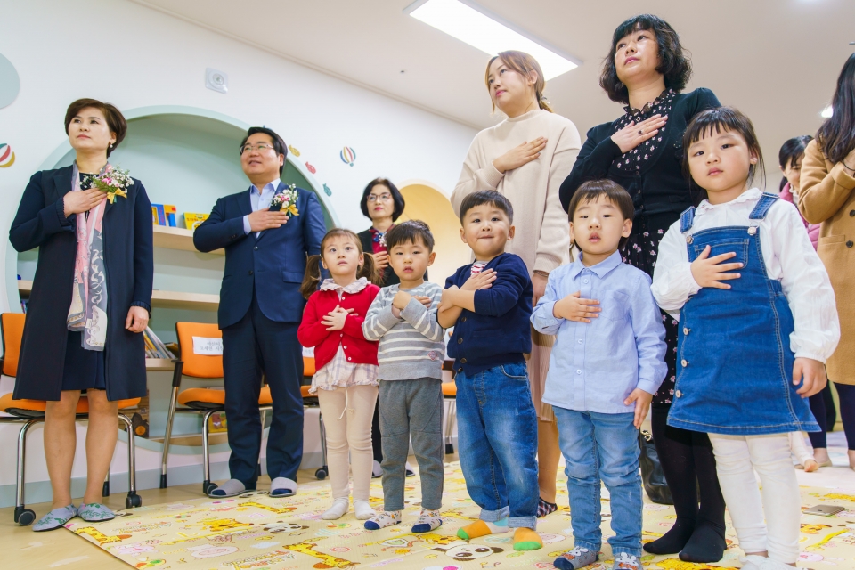입학식에 참여한 학부모, 원아들과 함께 국민의례하는 오세현 아산시장