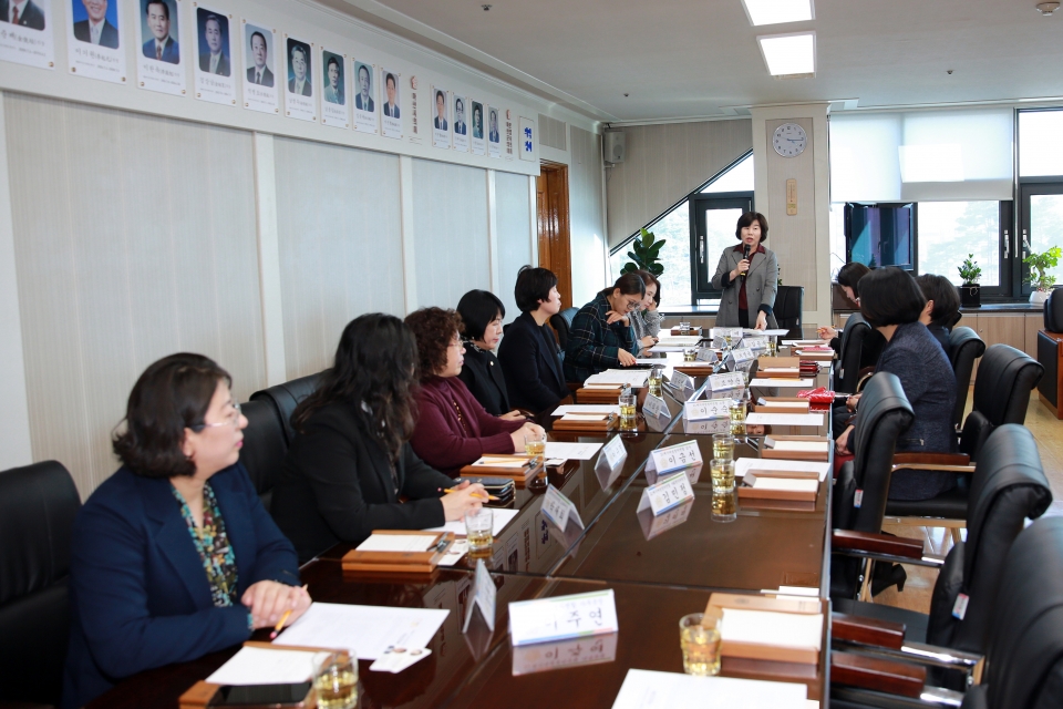 아산시의회 여성의원들과 (사)21세기여성정치연합 아산시부 회원들과 간담회 모습과 단체사진