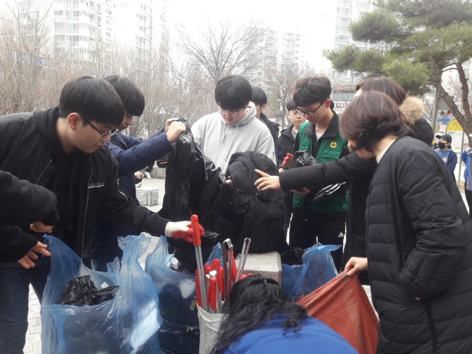 천안시 쌍용3동 새마을협의회(지도자 및 부녀회)가 지난 10일 봉서산 환경정비 캠페인을 실시했다.