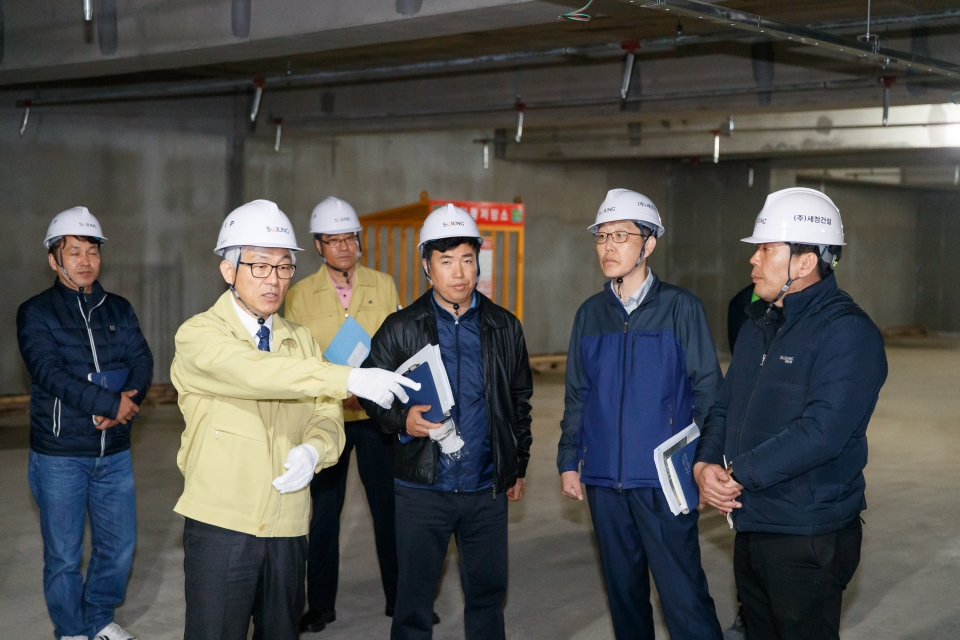 유병훈 아산시 부시장이 대형공사현장을 방문해 현장관계자들과 현장점검을 하고 있다.