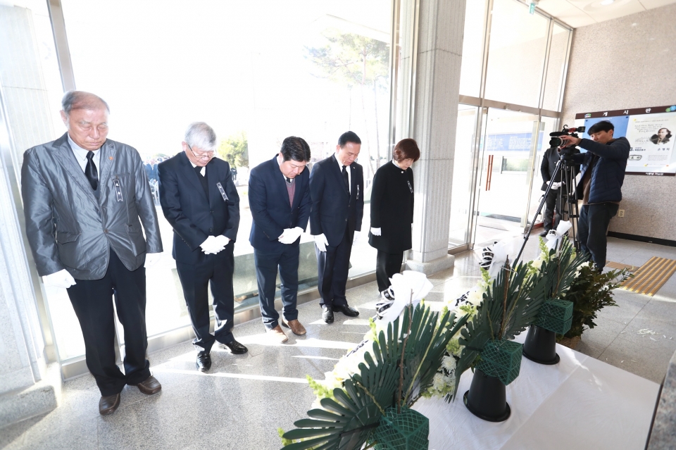 천안시는 석오 이동녕 선생 순국 79주년을 맞이해 13일 이동녕선생기념관에서 독립운동가 고인의 숭고한 넋을 기리는 추모행사를 열었다.