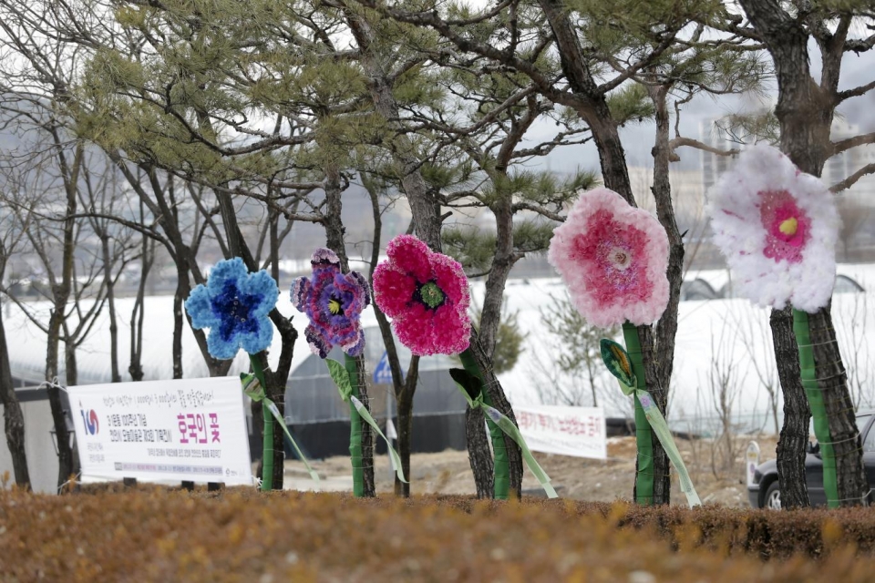 지난 2월 28일부터 3월 6일까지 병천 유관순열사 사우 앞 열사의 거리에 전시된 ‘호국의 꽃’ 오늘미술관 제3회 전시 모습.