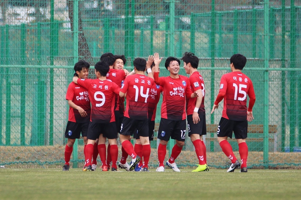 천안시청 축구단이 천안시가 추진하는 대한민국 축구종합센터 유치 지지 퍼포먼스를 펼치고 있다.