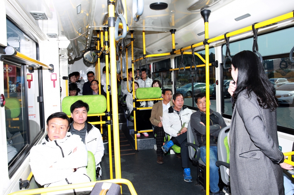 강릉녹색도시 전기버스 초록이를 타고 주변 녹색도시사업현장 체험하고 있다.
