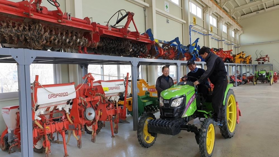 천안시농업기술센터 동남구 농기계 임대사업장에서 농업인이 승용관리기의 조작요령 설명을 듣고 있다.