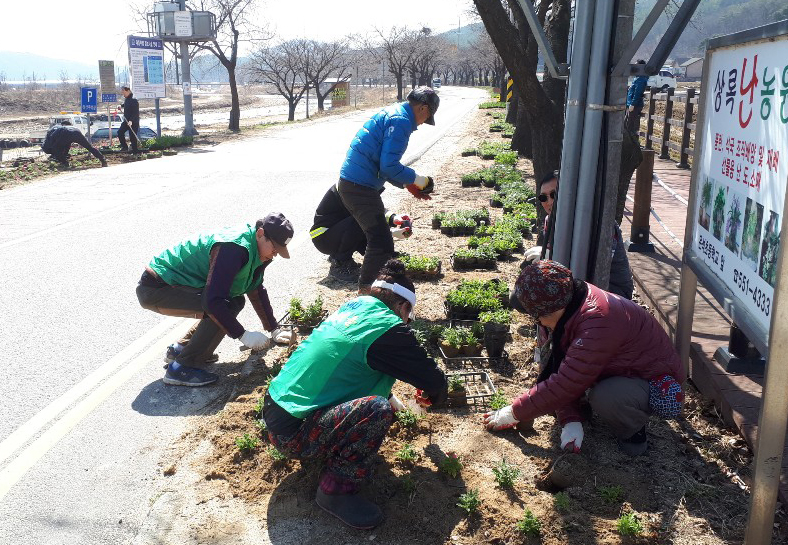 천안시 북면은 지난 22일 이장협의회, 주민자치위원회 등 각 단체가 참여한 가운데 은석초등학교 주변에서 봄꽃 식재 작업을 실시했다.