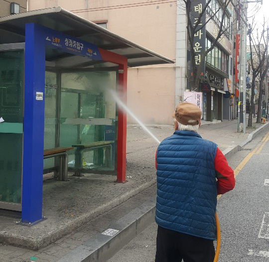 천안시 서북구(구청장 박상원)가 관내 시내버스 승강장 400여 곳을 대상으로 새봄맞이 청소를 실시하고 있다.