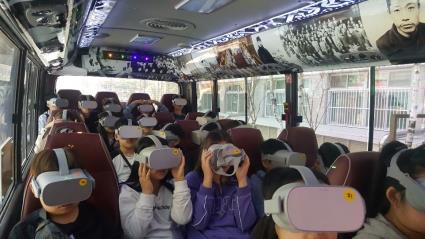 청소년들이 천안시태조산청소년수련관의 가상현실(VR) 역사탐방대에 참여하고 있다.