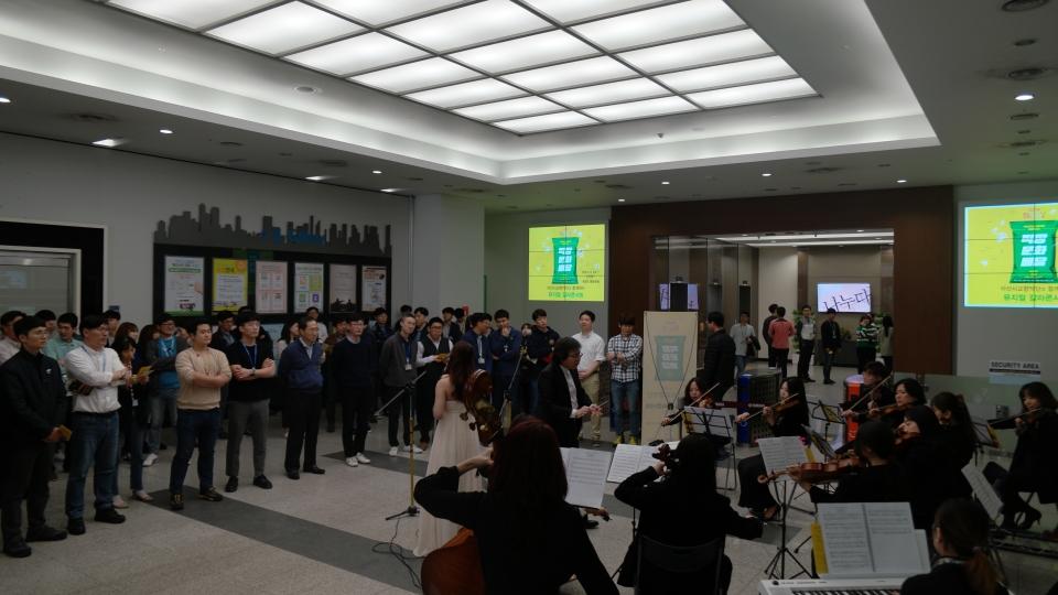 아산시 예비사회적기업 아산시교향악단이 삼성디스플레이에서 뮤지컬 갈라콘서트 공연을 펼치고 있다.