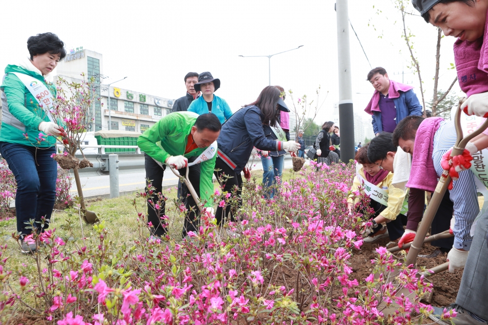 천안시가 29일 오전 신방쉼터 등 8곳에서 500만 그루 나무심기 기념행사를 열어 구본영 시장과 참석자들이 기념식수를 심고 있다.