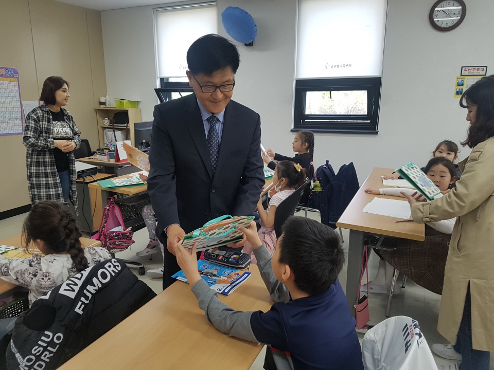 조기성 교육장은 5월 1일 어린이날을 앞두고 다문화 위탁형 대안교육기관 방문해 학생들에게 선물을 증정하고 격려했다.