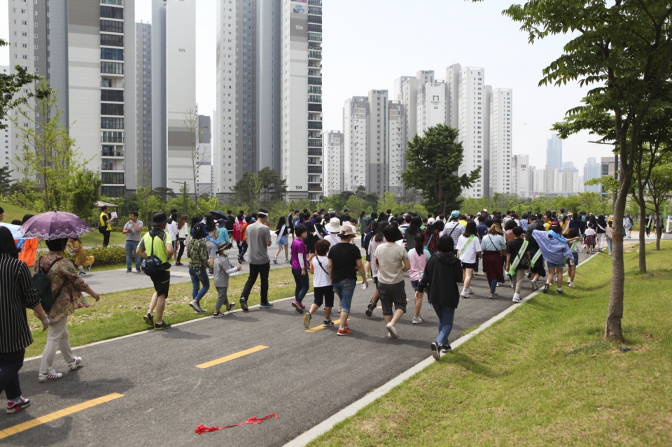천안시 불당동 체육회(회장 이명열)가 지난 25일 불당동 아름드리공원에서 ‘2019 불당동 둘레길 주민화합 걷기대회’행사를 개최했다.
