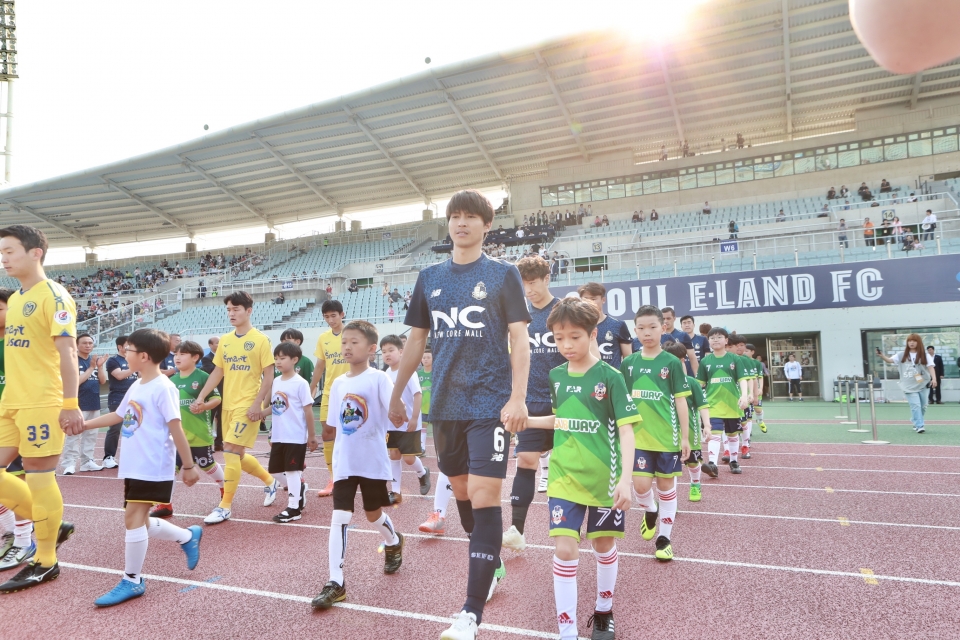 서울 이랜드 FC가 지난 2일 오후 5시 천안종합운동장에서 아산 무궁화축구단과의 홈 경기를 개최했다.