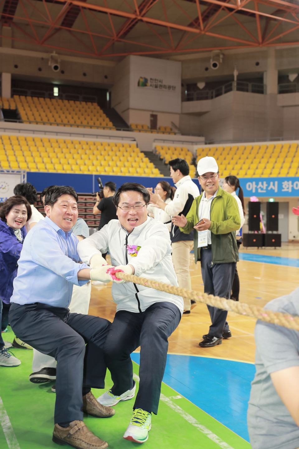 천안시 선수단 및 인치견 천안시의회 의장과 함께 팀을 이뤄 줄다리기를 하는 오세현 아산시장