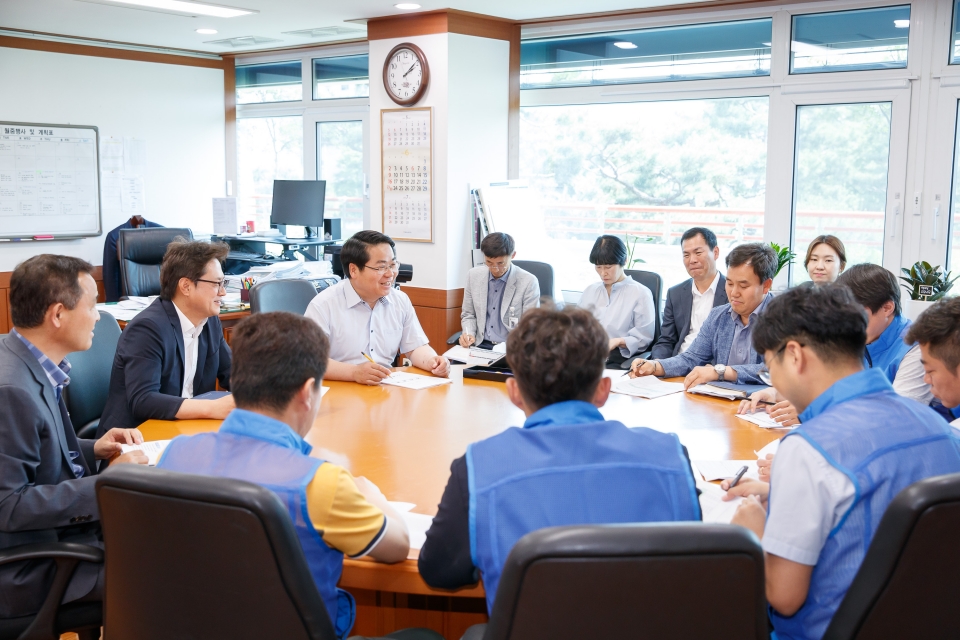 노사협의회 위원들이 회의를 하는 모습