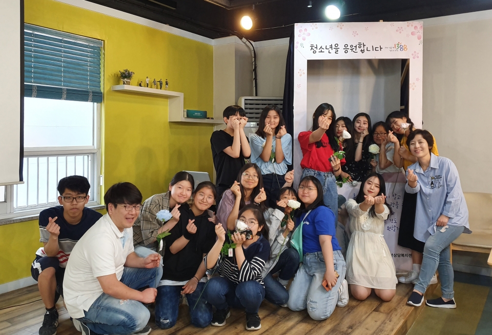 청소년자유공간 청다움 1호점(센터장 이미원)의 4기 메모리아 운영위원회가 지난 15일 ‘청아’ 라디오 부스를 운영하고 있다.