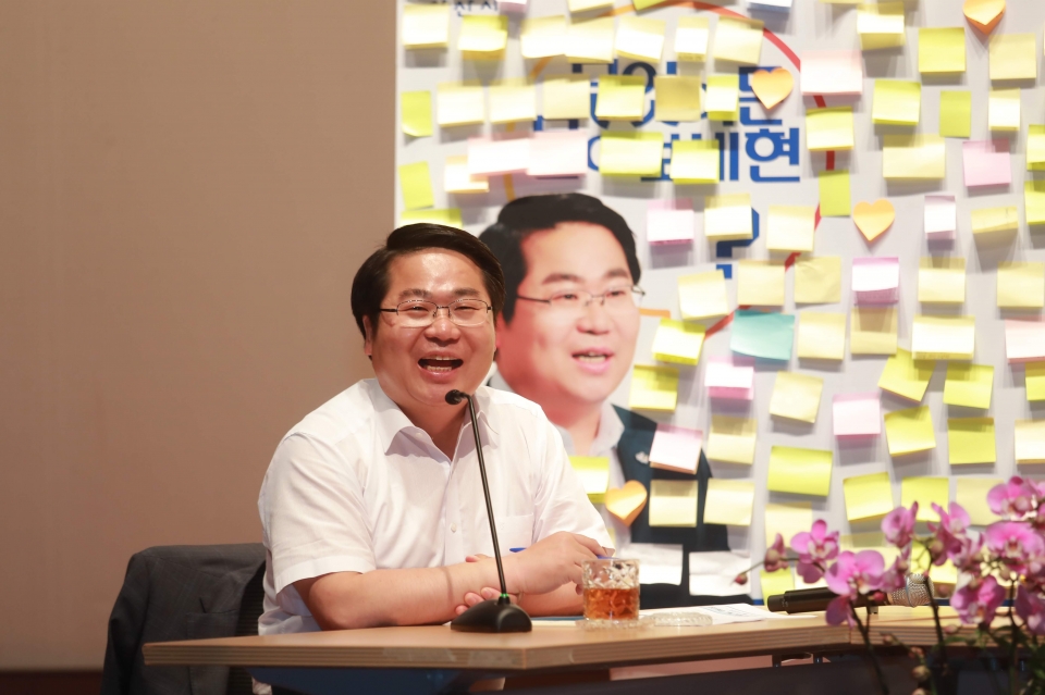 취임 1주년을 맞은 오세현 아산시장이 직원들과 솔직담백하고 특별한 대화를 나누고 있다.