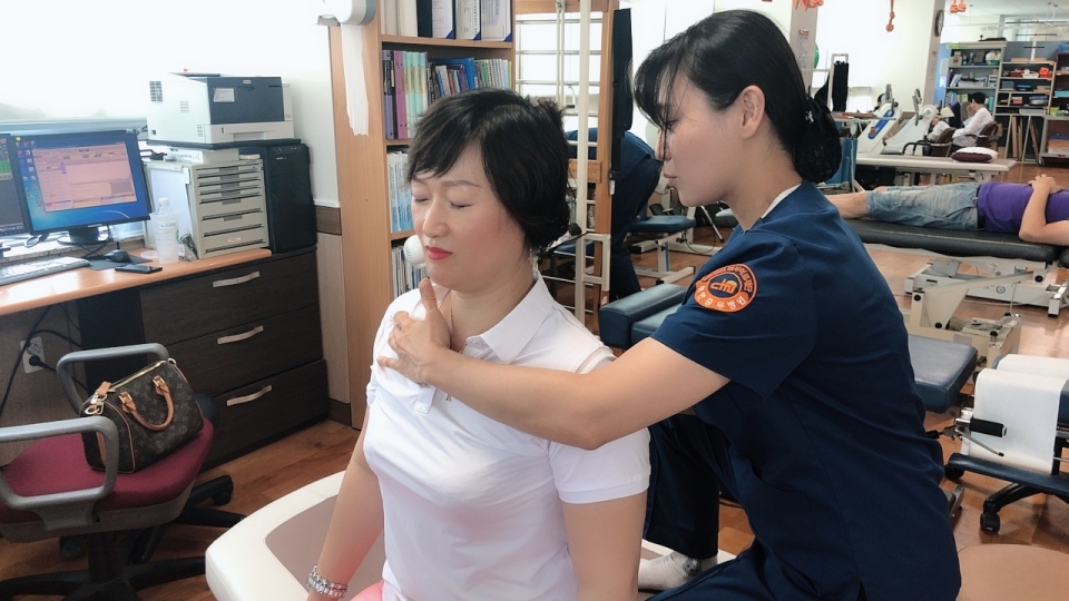 중국 웨이하이에서 온 의료관광객이 지난 2일 천안충무병원을 견학하고 물리치료를 받고 있다.