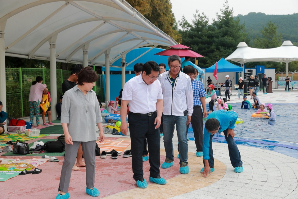 신정호 물놀이장 개장식에 참석한 오세현 아산시장이 시설을 둘러보며 안전 등 시설을 점검하고 있다.
