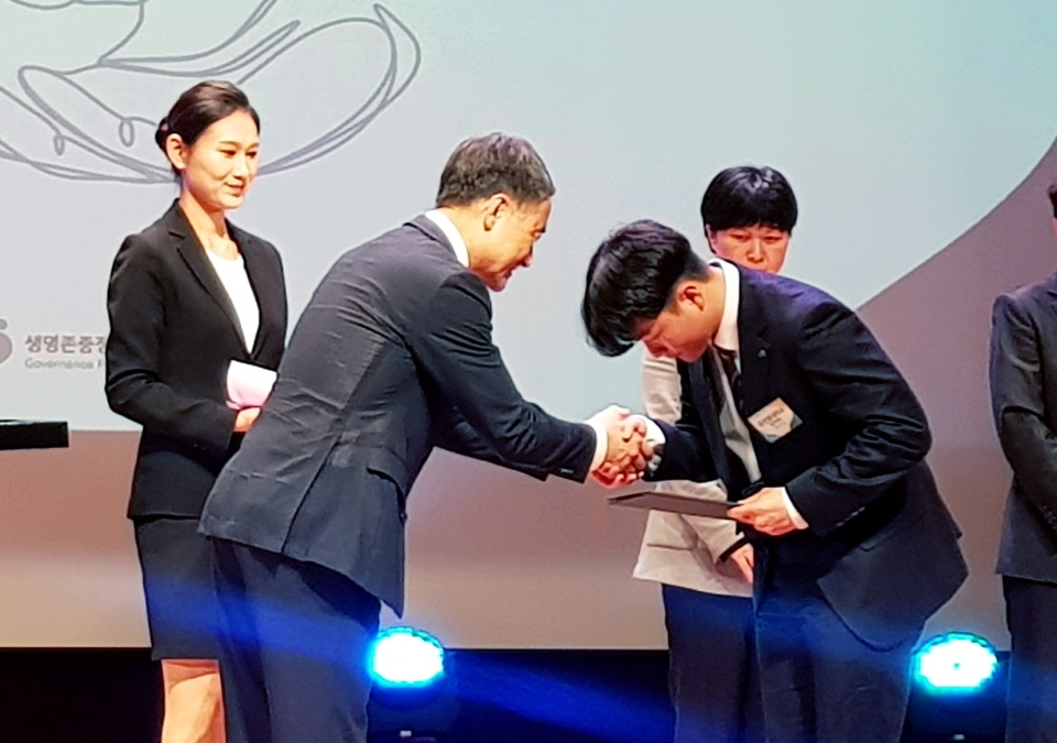생명사랑위기관리센터 장현호 정신건강사회복지사가 기념식에서 수상하고 있다.