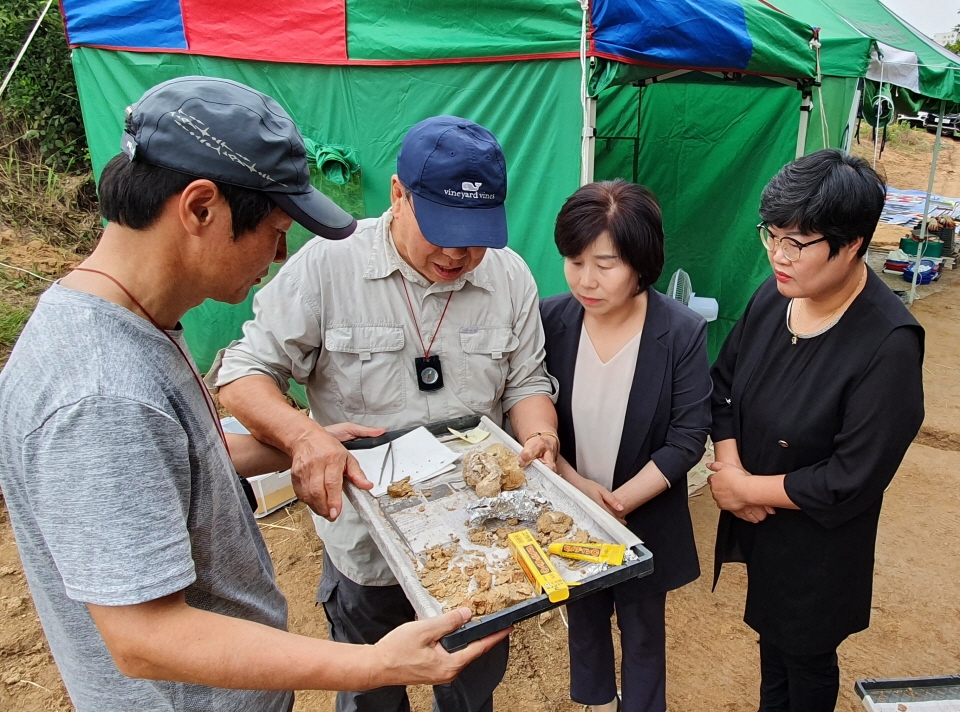 김영애 의장과 김희영 기획행정위원장이 지난 8월 유해발굴 현장을 찾아 공동조사단원으로부터 추진상황을 확인하고 있다.