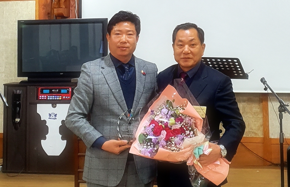 아산시의회 최재영 의원이 천안아산경제정의실천시민연합으로부터 아산시 우수 의정활동 의원으로 선정되어 공로패를 받았다.