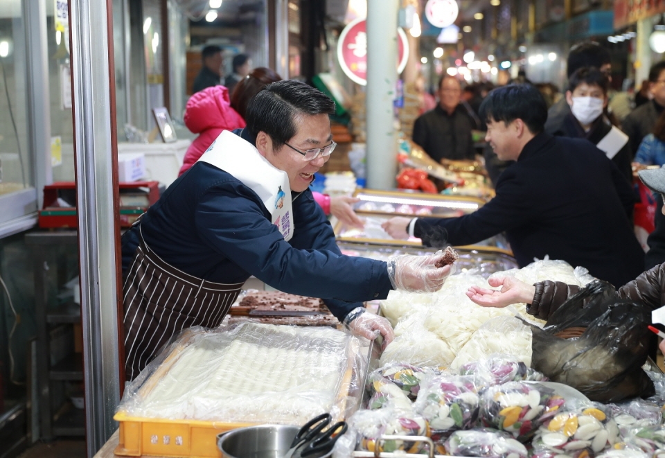 오세현 시장이 온양온천시장에서 설 명절 장을 보고 시장상인들과 새해 덕담을 나눴다.