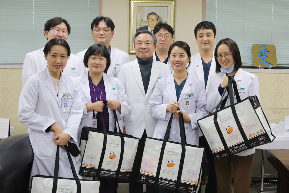 순천향대천안병원이 초등학교에 입학하는 교직원 자녀 55명에게 학용품 선물세트를 전달하고 입학을 축하했다.