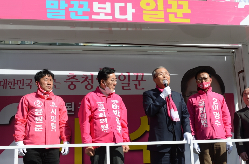 미래통합당 김종인 선대위원장이 8일 아산을 방문해 이명수·박경귀 후보 지원 유세를 펼쳤다.