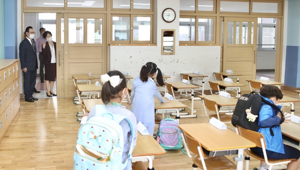 27일 박상돈 천안시장이 천안불무초등학교를 방문해 시설을 둘러보며 방역체계를 점검하고 있다.