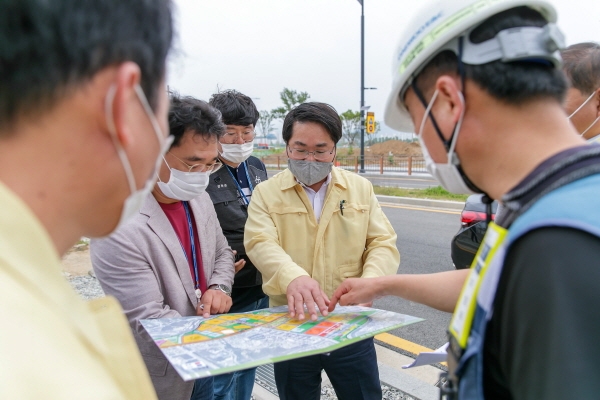 오세현 시장이 주요 개발 현장을 방문해 진행 사항을 살피고 있다.