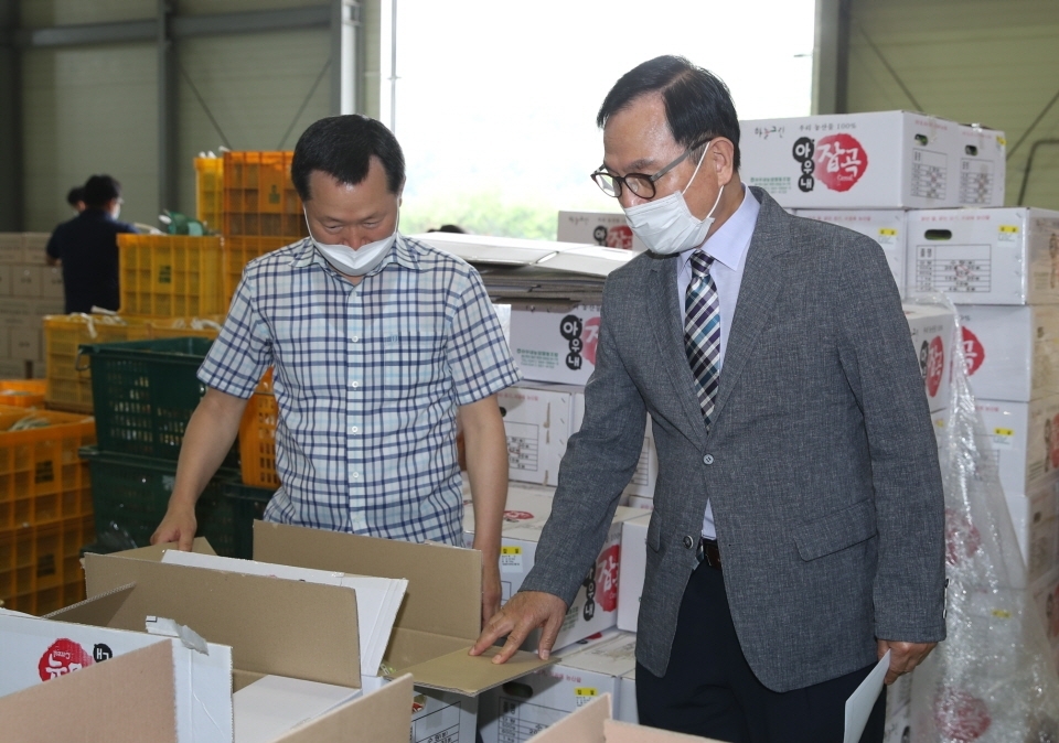 지난 6월 17일 박상돈 천안시장이 천안시 학교급식지원센터를 방문해 식재료를 점검하고 있다.
