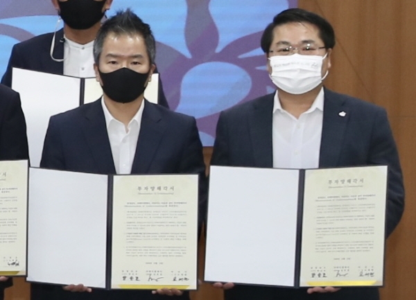 왼쪽부터) 심호섭 ㈜케이엔제이 대표이사, 오세현 아산시장