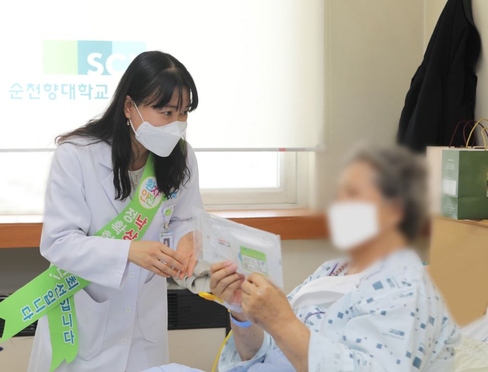 병원 QI위원회 소속 교직원이 입원환자에게 감염 및 낙상예방 교육을 진행하고 있다.