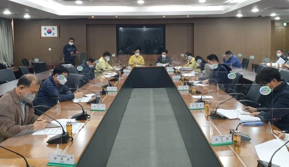 박상돈 천안시장이 지난 21일 시청 상황실에서 산업단지 코로나19 대응 2차 회의를 주재하고 있다.