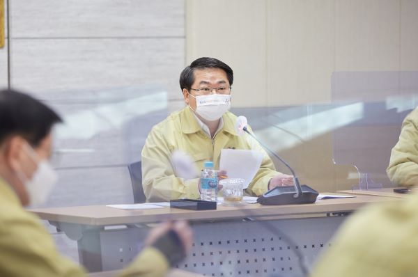 오세현 아산시장이 재난안전대책본부 회의를 주재하고 있다.