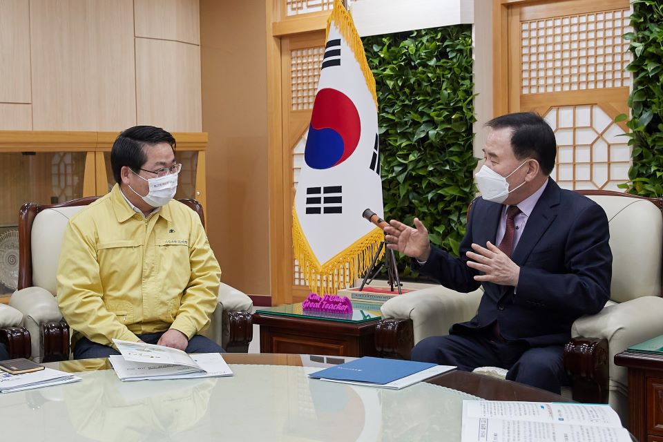 오세현 아산시장이 충남교육청을 방문해 김지철 교육감을 만나 일반고 추가 신설을 건의했다.