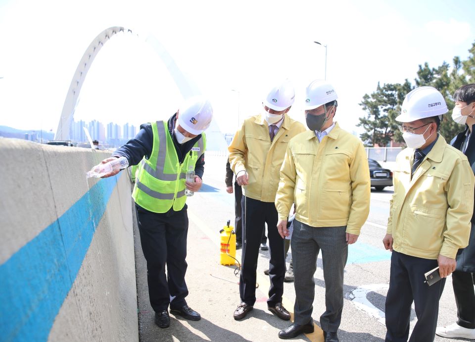 박상돈 천안시장이 22일 삼성대로 천안IC~천안터널 구간 중앙분리대 콘크리트 표면 열화방지 시범사업을 확인하고 있다.