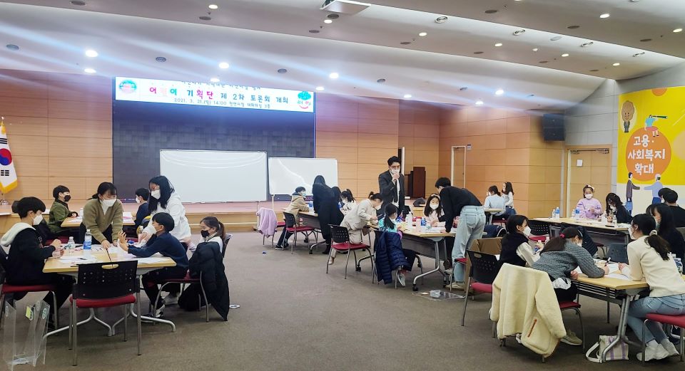 천안시 어린이 기획단이 지난 21일 시청 대회의실에서 어린이날 행사를 기획하는 제2차 토론회를 진행하고 있다.