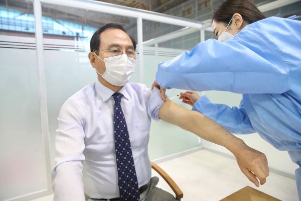 박상돈 시장이 1일 오전 천안시 예방접종센터(실내 테니스장)에서 아스트라제네카(AZ) 코로나19 백신을 접종받고 있다.
