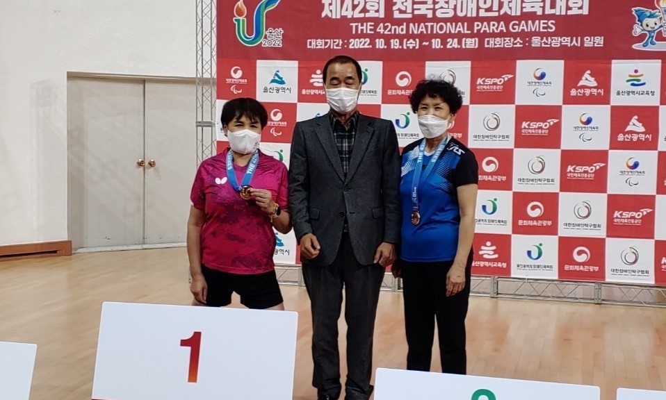 제42회 전국장애인체육대회에서 금메달을 획득한 문성금 선수(왼쪽 첫 번째)